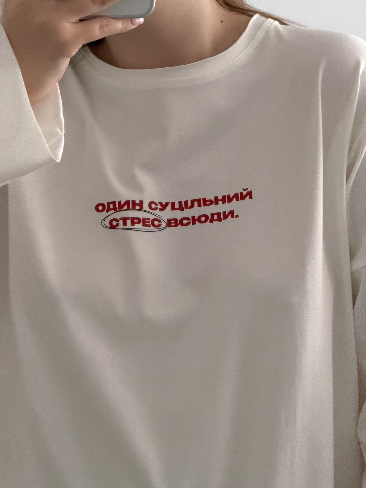 Лонгслів longline з принтом "один суцільний стрес всюди" білий, one size F2446 фото